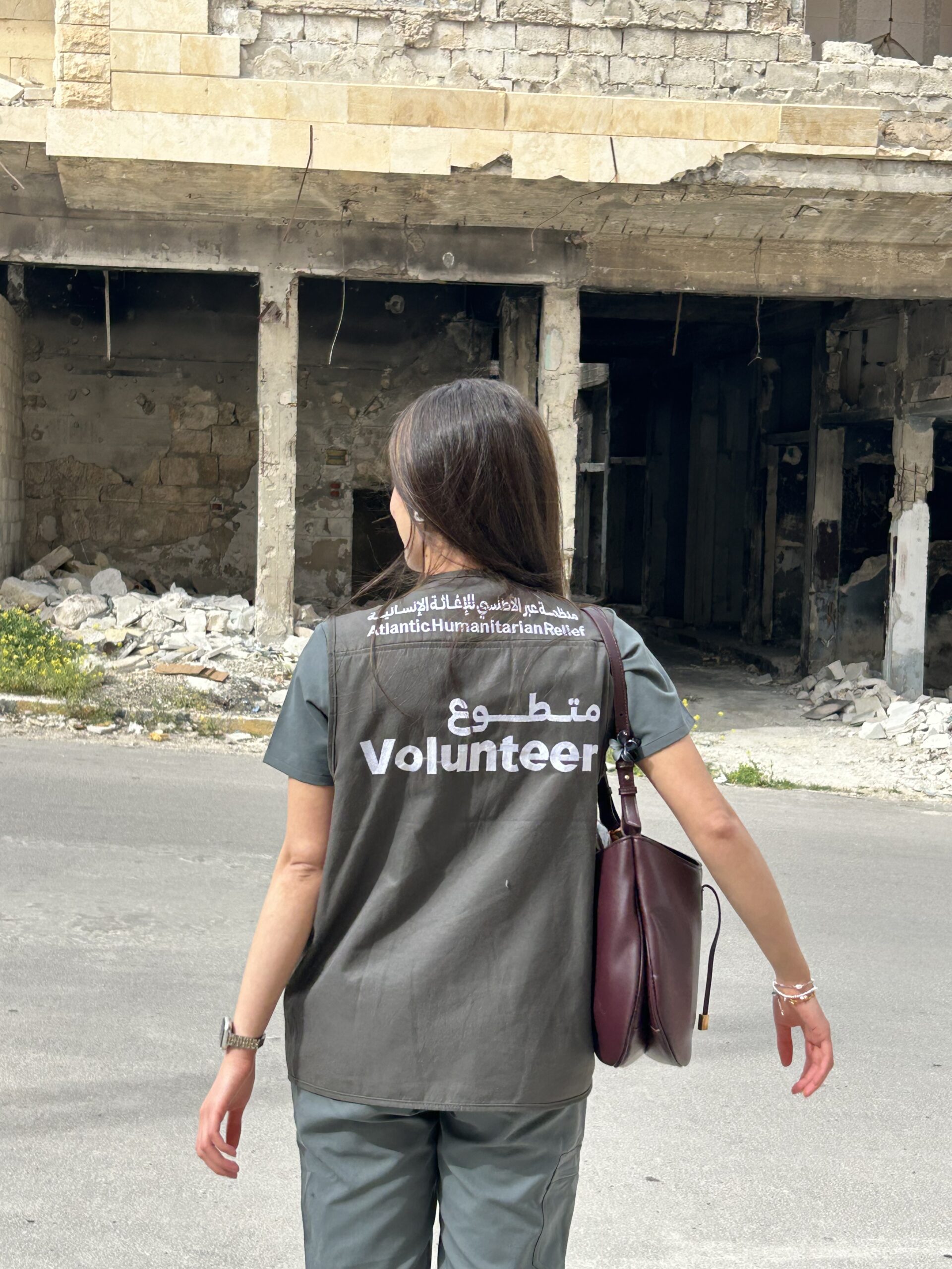 loujain-wearing-volunteer-vaste